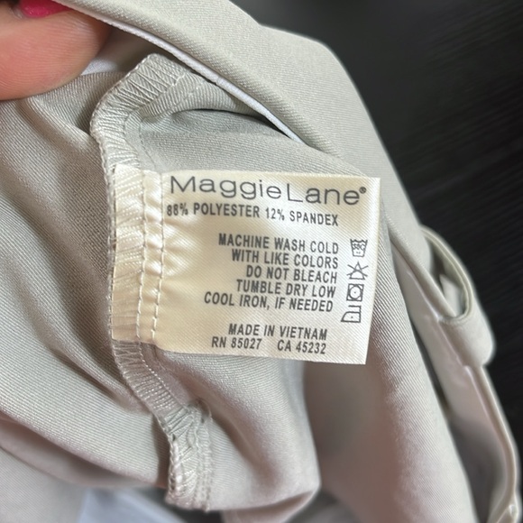 Maggie Lane Golf Shorts, size 2, Tan, 21 1/2 inch top to bottom - Picture 4 of 5